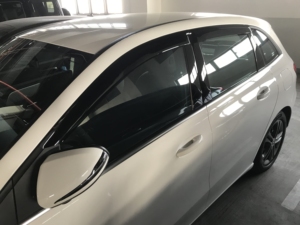 แผ่นบังแดดและกันสาดสำหรับรถยนต์เมอร์เซเดส-เบนซ์ HIC B-Class (W247) รุ่น 5 ประตู แฮทช์แบ็ค ปี 2019 ขึ้นไป ทำจาก PMMA พร้อมเทปกาว 3M - Product Image 4