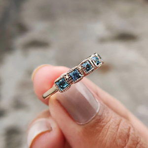 Anillo de Oro Rosa con Tres Piedras de Zafiro Azul, Corte Princesa, Engaste de Garra, Banda Minimalista, Joyería para Mujer - Product Image 2