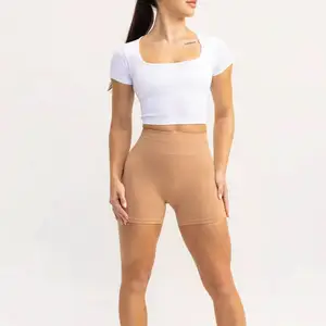 Conjuntos de camisetas e shorts cortados para mulheres sexy, produtos de tendência, conjuntos de shorts de duas peças com logotipo personalizado por atacado