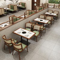 Ensemble de chaises de restaurant de luxe minimalistes avec accoudoirs incurvés rembourrés, structure en bois massif, respectueuses de l'environnement, pour les cafés commerciaux