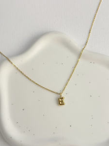 Summer Essential Moonriver Collier ras du cou en acier inoxydable 'E' avec perles de cuivre Style simple Accessoire de mode - Product Image 2