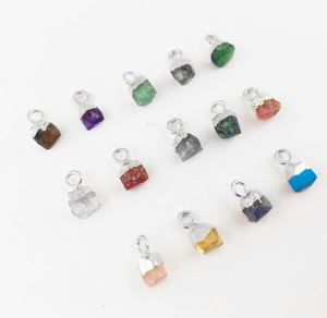 Collar con colgante de piedras preciosas de amatista pequeña en bruto Natural, encantos curativos de piedra natal de cobre galvanizado de oro de 5-7mm - Product Image 5