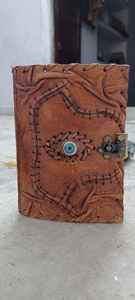 Diarios de cuero en relieve con 5 piedras preciosas de chakra incrustadas hechas a medida con papeles con bordes hechos a mano de aspecto antiguo - Product Image 4