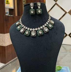 Conjunto de collar Polki Kundan con aspecto de perlas chapadas en oro de alta calidad con pendientes, colección de ropa de fiesta de boda india para mujer - Product Image 3