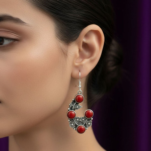 Boucles d'oreilles pendantes florales indiennes en argent sterling 925 plaqué or avec pierre d'onyx rouge |   Boucles d'oreilles en argent indiennes faites à la main, bijoux en gros - Product Image 4