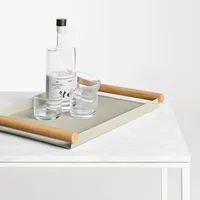 Plateau de service artisanal en aluminium haut de gamme avec finition métallique élégante pour l'hôtellerie moderne et la décoration intérieure, plaqué, sûr, de fabrication américaine