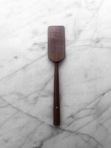 Cuillère solide écologique naturelle pour la maison Spatule tournante pour aliments Cuillère fendue Fouet Ustensile de cuisine en bois d'acacia - Product Image 4