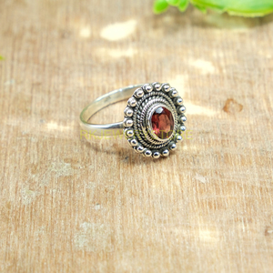 Anillo de Plata de Ley 925 con Piedra Preciosa de Granate Rojo, Anillo Hecho a Mano con Diseño Único, Anillo de Compromiso, Joyería de Granate, Regalo para Mujer - Product Image 3