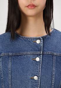 Chaqueta vaquera de mezclilla azul medio para mujer, diseño único, calidad superior, cierre de botones, diseñada para mujer, comodidad para todas las estaciones - Product Image 3