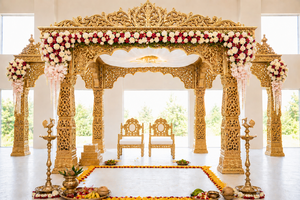 Mandap de mariage élégant en fibre de verre pour le temple Grand Gopuram, avec piliers sculptés et design majestueux, idéal pour les mariages à destination, personnalisable - Product Image 3