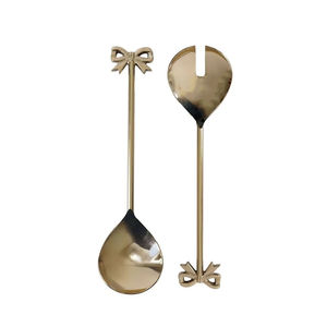 Serveur à salade en laiton de style traditionnel avec des détails gravés, idéal pour la décoration de table festive ou les événements familiaux - Product Image 1