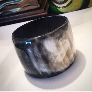 Brazalete Moderno Hecho a Mano de Cuerno de Búfalo Pulido, Brazalete Blanco Decorativo - Product Image 6