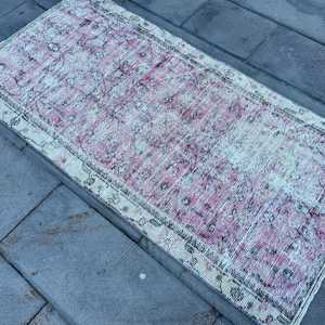 Alfombra vintage de 2.6x5.2 pies (80x157 cm), alfombra turca marroquí rosa - Product Image 2