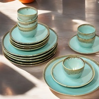Assiette de table en céramique texturée turquoise avec bordure marron rustique, robuste et durable, idéale pour des repas de luxe au quotidien