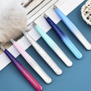 Pinza de Cejas Profesional Personalizada de Acero Inoxidable con Punta, Ultra Agarre, Alta Calidad, Ligera y Ecológica - Product Image 1