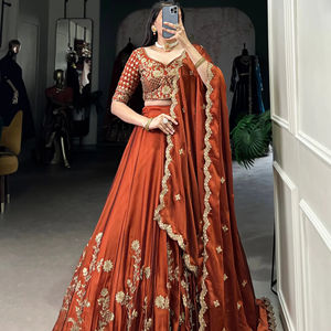 Soie traditionnelle broderie séquence travail concepteur fantaisie dentelle bordure Lehenga Choli indien et pakistanais vêtements de mariage - Product Image 1