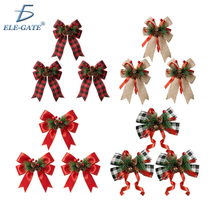 ริบบิ้นคริสต์มาส แพ็ค 3 ชิ้น ช่อดอกไม้ขนาดเล็กประดับโบว์สีคาราเมลและผลไม้สีแดง - Product Image 3