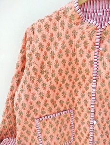 Veste matelassée décontractée en coton Manteau réversible Saison d'hiver Kantha Veste courte Impression à la main Tissu tissé Techniques lavées - Product Image 3