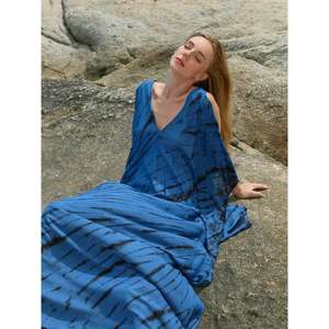 Vestido Maxi Azul Tie Dye Ecológico para Mujer, Cuello en V, Manga Larga, Estilo Boho, para Playa o Resort, Cintura Natural - Product Image 3