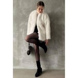 Manteaux en fausse fourrure crème pour femmes Topshow, vente en gros - Product Image 4