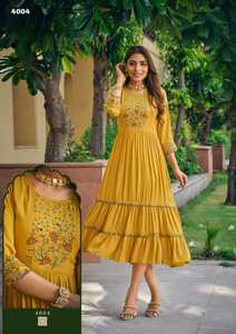 Dernière tenue de créateur traditionnelle indienne à la mode Style moderne rayonne longue Kurti avec fil et travail à la main en gros usine - Product Image 5