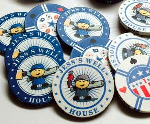 ชิปโป๊กเกอร์เซรามิกคุณภาพสูง ปรับแต่งได้ น้ำหนัก 10 กรัม ขนาด 40 มม. หลายสี ลายเฉพาะ สำหรับใช้ในคาสิโนระดับมืออาชีพ พร้อมถาดใส่ชิป - Product Image 2