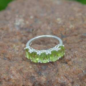 Anillo Fino de Plata de Ley 925 Hecho a Mano Diseño Clásico Único con Piedra Preciosa de Peridoto Natural Personalizada Eternidad Vermeil - Product Image 3