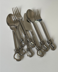 Ensemble de couverts en métal argenté avec poignée à tête de noeud simple - Product Image 2