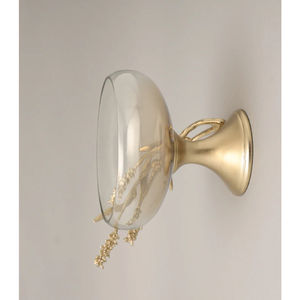 Bol sur piédestal en verre élégant avec accent floral en métal, centre de table décoratif pour la maison, bol à fruits et à collations pour la salle à manger - Product Image 5