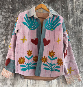 Chemise-veste en coton vintage Kantha Suzani – Surchemise en coton réversible matelassée faite à la main, style bohème patchwork pour femmes - Product Image 5