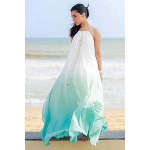 ชุดคลุมโอเวอร์ไซส์ทรงเอไลน์แบบไร้สายรัดไหล่ คอแบบฮอลเตอร์ สีไล่เฉด - Product Image 6