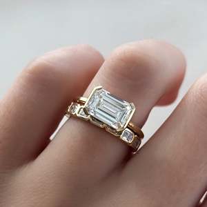 แหวนเพชรทรงเรเดียนท์คัท ผลิตในห้องปฏิบัติการ ความต้องการสูง สำหรับทั้งชายและหญิง แหวนแต่งงานแบบตะวันออก-ตะวันตก ขอบเพชรแบบครึ่งวง  ผู้ผลิตจากอินเดีย ได้รับการยืนยัน ทอง 14K/18K - Product Image 5