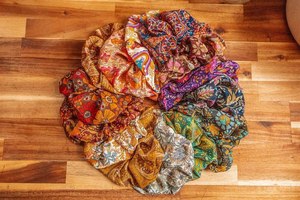 Seda reciclada Sari Boho Scrunchies dama de honor regalo seda pelo vegano regalo hecho a mano Hippie patrón Scrunchies - Product Image 4