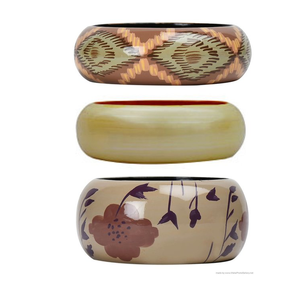 Bracelet en bois peint à la main avec des motifs floraux pour femmes et filles Bijoux peints en bois à un prix raisonnable - Product Image 2