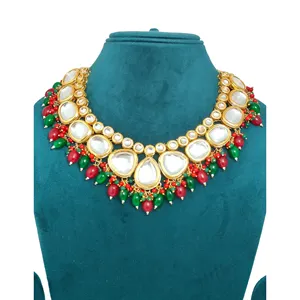 Ensemble Kundan rouge et vert avec boucles d'oreilles plaquées or, bijoux fins ornés de perles et de diamants pour mariages, fêtes, cadeaux, en laiton - Product Image 2