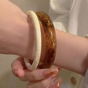 Bracelets en résine faits à la main, élégants et haut de gamme, avec couleur et forme personnalisables, fabriqués en Inde, bijoux d'art de collection - Product Image 3