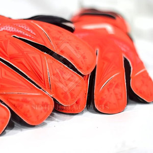 Gants de gardien de but flexibles de haute qualité avec fermeture à boucle et crochet antidérapante, paume en latex à adhérence améliorée, rembourrage ventilé et support de poignet - Product Image 6