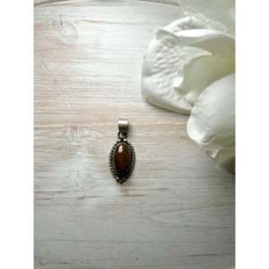 Pendentif vintage Zachariah David Evans en argent sterling avec turquoise, serti clos, orné d'un motif cloche en jade et d'un chiffre porte-bonheur - Product Image 1