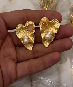 Pendientes pequeños de latón PVD de oro de 18 quilates para mujer, joyería a granel con superficie de textura, chapado en oro, empaquetado para mujer - Product Image 5
