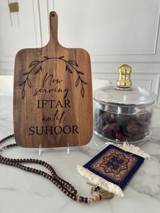 Tabla de Cortar de Madera Grabada con la Frase 'Ahora Serviendo Iftar Hasta Suhoor', Tabla Decorativa Artesanal para Cocina de Ramadán, Regalo - Product Image 2
