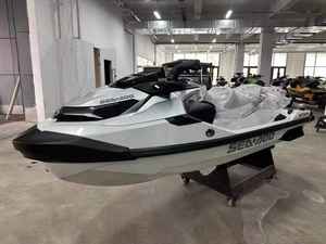 2025 Modelo G T X 325 Jj e t Ss k i Estabilidad excepcional para aguas turbulentas - Product Image 4