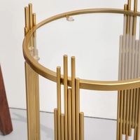 Mesa lateral de hierro con acabado dorado artesanal, mesa de diseño artístico con tapa de vidrio utilizado para comedor y sala de estar