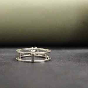 แหวนหมั้นเพชรทรงโซลิแทร์ดีไซน์ล่าสุด สวยงามที่สุด ทำจากหินธรรมชาติ  วัสดุสแตนเลสสตีลชุบทอง 14K  รับรองโดย IGI สำหรับทั้งชายและหญิง - Product Image 4