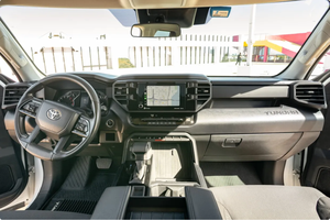 LISTO PARA CONDUCIR - USADO, VOLANTE A LA IZQUIERDA |   CONDUCCIÓN DERECHA |   TOYOTA TUNDRA SR DOBLE CABINA 2022 CON 48,000 MILHAS - Product Image 4