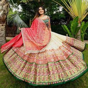 Haute qualité complète Bollywood Style broderie lourde et multi-travail beurre soie Lehenga Choli pour les femmes entièrement cousues - Product Image 2