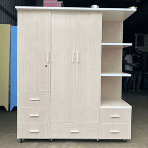 Armoire portable en plastique convertible taïwanaise à 3 portes et 1 étagère pour le rangement des vêtements dans les appartements et les ateliers - Product Image 1
