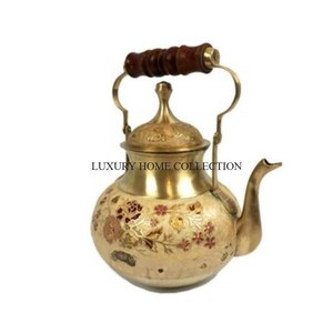 Tetera de latón antiguo con un acabado suave y un diseño funcional perfecto para preparar y servir bebidas calientes - Product Image 4