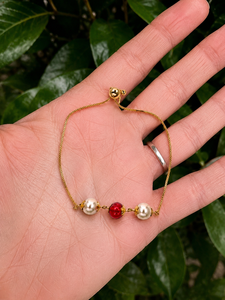 สร้อยข้อมือลูกปัดเปลือกหอยมุกสีแดงประดับด้วยโซ่ทองเหลือง |   สร้อยข้อมือแบบปรับได้ - Product Image 1