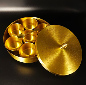 Boîte à épices en laiton et métal de qualité supérieure Boîte à épices ronde en laiton personnalisée avec couvercle et cuillère gaufrés Ensemble de 10 pièces - Product Image 3