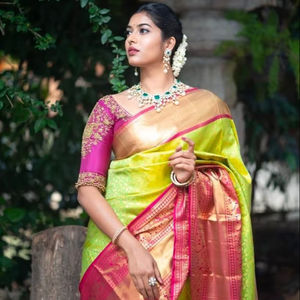 เนียต้า ครีเอชั่น คอลเลคชั่นใหม่สำหรับเทศกาล ผ้าซารีไหมลิ้นจี่เนื้อนุ่มทันสมัย พร้อมผ้าปาลูหรูหรา ลายแจ็คการ์ด ไม่ยับ แห้งเร็ว ใส่ได้สองด้าน - Product Image 1